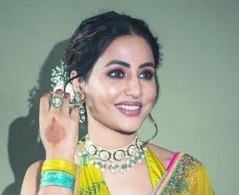 Traditional look of Hina Khan in neon green saree.