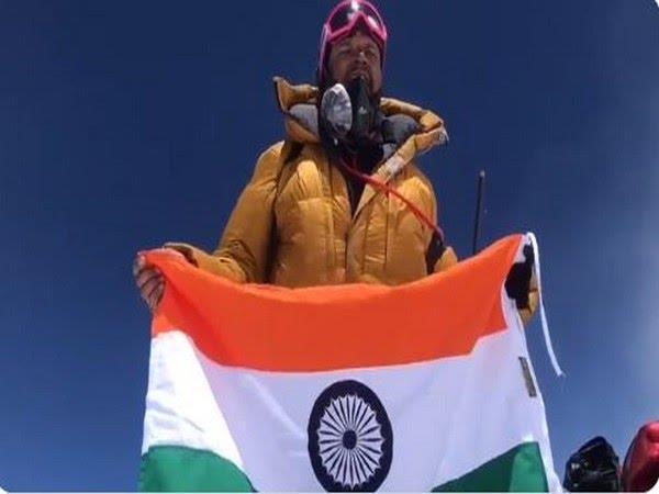 IAF officer hoisted Indian flag on Mount everest