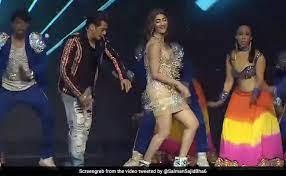  Salman Khan fails at Jumme Ki Raat hook step on stage with Pooja Hegde.
