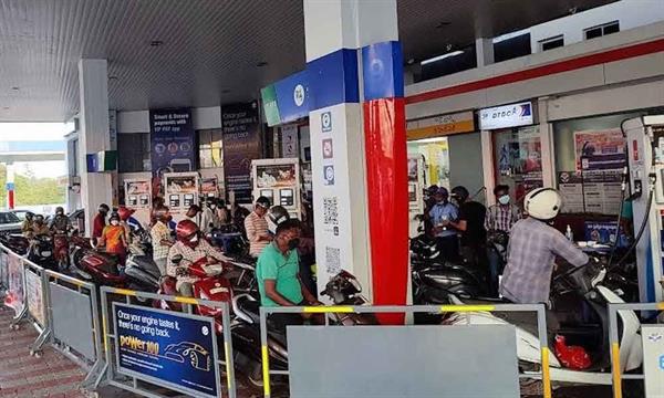 Fear of inflation spread among people, long queues outside Visakhapatnam's super markets and petrol pumps