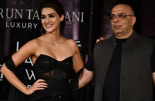 FDCI x Lakme Fashion Week: Kriti Sanon in black top and skirt closes Day 4 of Lakme Fashion Week.
