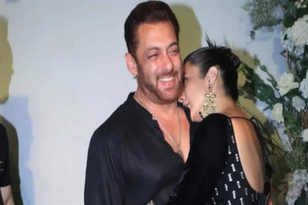 Special bonding seen between Shahnaz Gill and Salman Khan at Arpita Khan's Eid party
