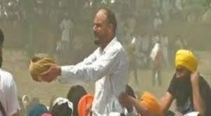 Father took off his turban on the last farewell of Sidhu Moosewala.