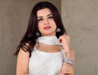 Avneet Kaur put on a glamorous tadka in a white outfit.