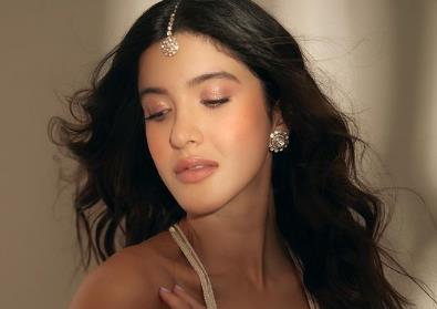 Shanaya Kapoor's glamorous look in a white saree.