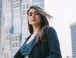 Mrunal Thakur shared latest pictures.