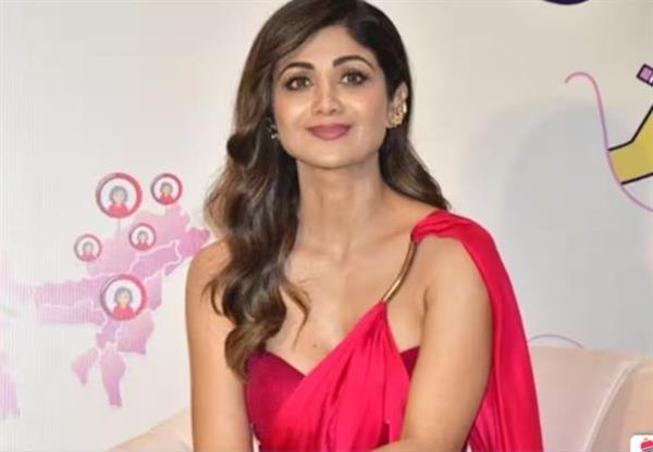 Shilpa shetty stuns in red Hot! Look at her expression 