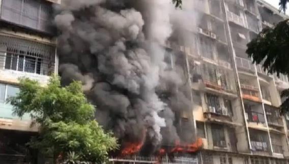 मुंबई के बोरीवली में 9 मंजिला बिल्डिंग में लगी आग। 