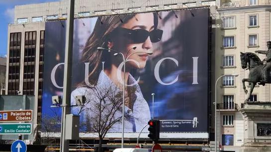 आलिया भट्ट ने गुच्ची विज्ञापन के लिए विशाल बिलबोर्ड के साथ मैड्रिड पर कब्ज़ा कर लिया है।