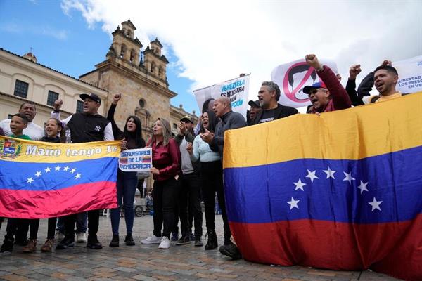 विदेश में वेनेजुएला के लोग राष्ट्रपति चुनाव के लिए मतदान का अधिकार चाहते हैं, उन्हें अनुपस्थिति आवश्यकताओं की बाधा का सामना करना पड़ता है