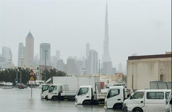 Watch: दुबई के मॉल में पानी भर गया, तूफान के कारण हवाईअड्डा पानी में डूब गया, यूएई में 1.5 साल की बारिश कुछ ही घंटों में खत्म हो गई।