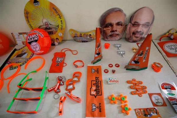 हेलीकॉप्टरों से लेकर विज्ञापनों तक, भारत की सत्तारूढ़ पार्टी बड़ी संख्या में चुनावी प्रॉप्स खरीदती है
