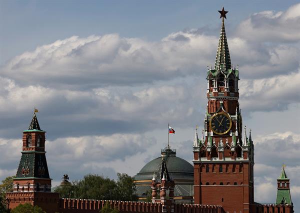 Kremlin Says Staff of Some Govt Departments Are Subject to Foreign Travel Bans