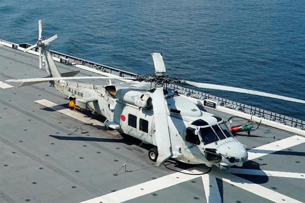 रक्षा मंत्रालय का कहना है कि 8 क्रू सदस्यों को ले जा रहे जापानी नौसेना के 2 हेलीकॉप्टर प्रशांत क्षेत्र में दुर्घटनाग्रस्त हो गए