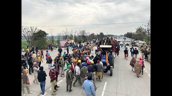 Farmers and Bhana Sidhu supporters breach security, protest, block highway.