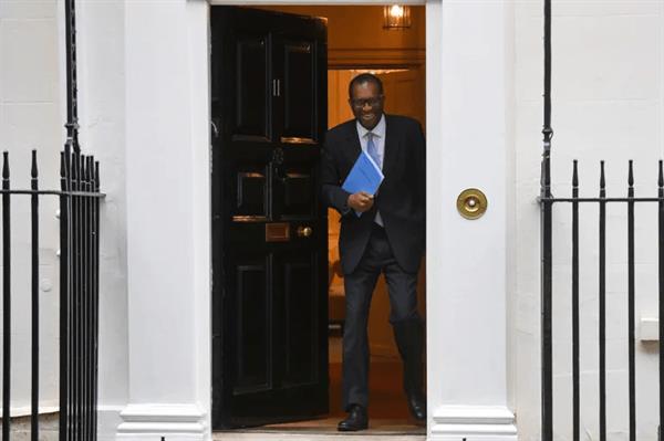 Who is Kwasi Kwarteng and why is he quitting British politics?