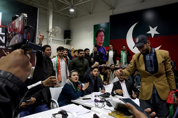 पाकिस्तान पोल में गिनती की गई 106 सीटों में से 47 पर निर्दलीय उम्मीदवारों ने जीत हासिल की, जिनमें इमरान खान को सबसे ज्यादा समर्थन प्राप्त है।