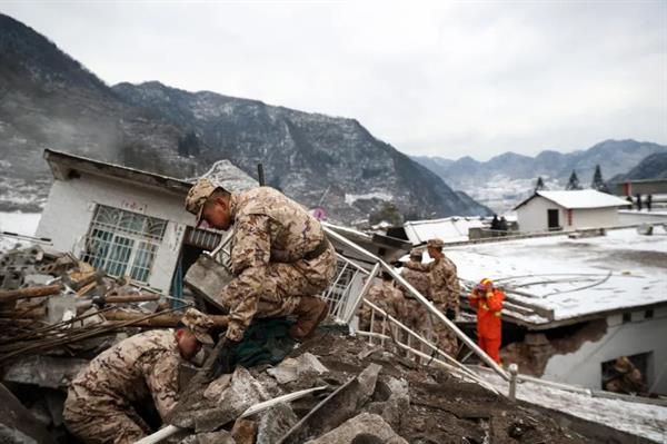 चीन शून्य से नीचे के तापमान में भूस्खलन से बचे लोगों को खोजने के लिए दौड़ रहा है