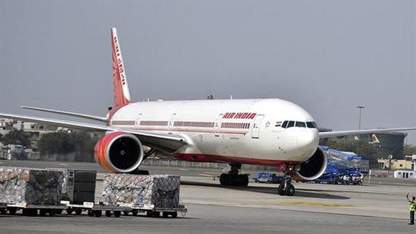विमान भर्ती: क्रू सदस्यों के साथ विवाद के बाद एयर इंडिया ने दिल्ली हवाई अड्डे से महिला यात्री को उतारा।