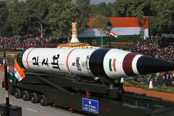 भारत ने घरेलू स्तर पर विकसित मिसाइल की पहली परीक्षण उड़ान आयोजित की जो कई हथियार ले जा सकती है।