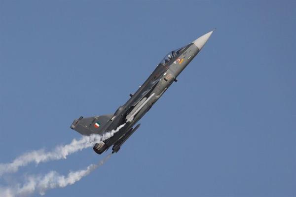 भारत निर्मित लड़ाकू जेट तेजस पहली बार दुर्घटनाग्रस्त; पायलट को सुरक्षित बाहर निकाल लिया गया।