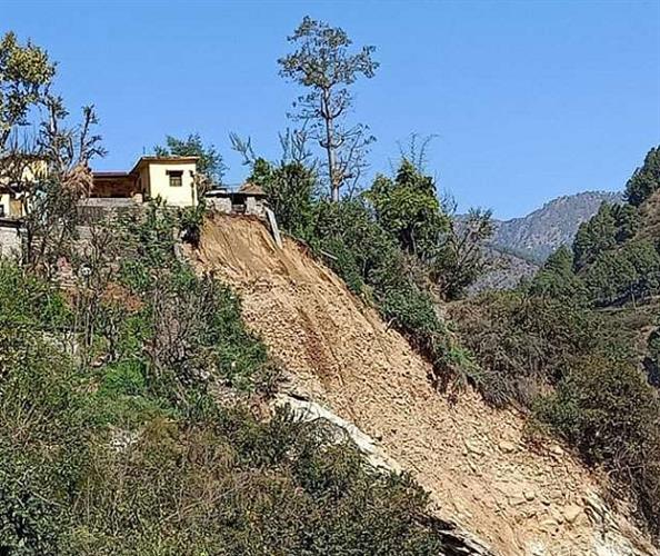 Landslide occurred during road cutting, workers saved their lives by running away, cracks appeared in many houses.