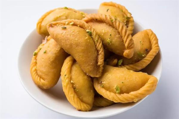 Make delicious Gujiya of semolina and mawa at home this Holi.