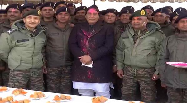 Defense Minister Rajnath Singh celebrated Holi with soldiers in Leh, a lot of gulal was flown on the border.