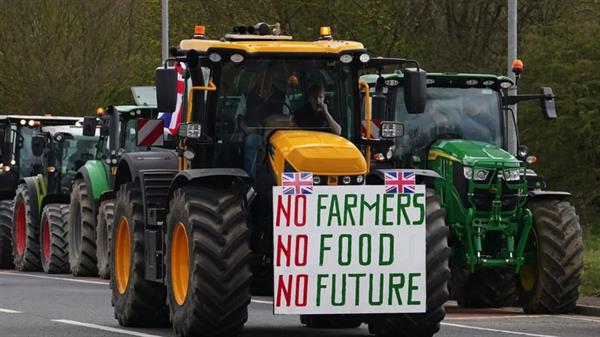 ट्रैक्टर मध्य लंदन किसान विरोध प्रदर्शन की ओर जा रहे हैं