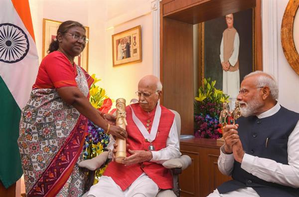 राष्ट्रपति मुर्मू ने लालकृष्ण आडवाणी को भारत रत्न से सम्मानित किया।