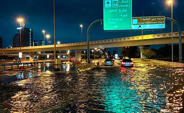 Several Flights Cancelled As Heavy Rains, Thunderstorms Return To UAE