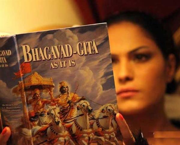 Feeling overwhelmed by life choices, social pressures, or that nagging feeling there's more to life?  The Bhagavad Gita, an ancient Indian text, might