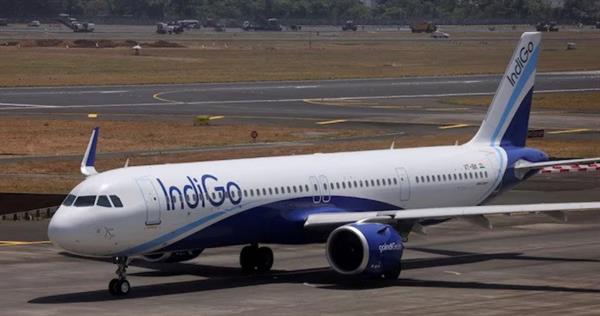 चालक दल द्वारा पीछे खड़े यात्री को ओवरबुक किए जाने के बाद इंडिगो का विमान हवाईअड्डे पर लौट आया।