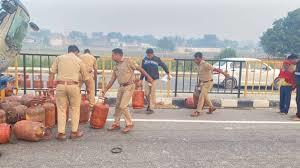 A truck loaded with gas cylinders collided in Hapur, a major accident was averted.