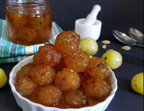 What are the benefits of eating amla mixed with honey in winters?