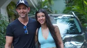 Hrithik Roshan की गर्लफ्रेंड Saba Azad संग पैपराजी ने कर दी ऐसी हरकत, फूट पड़ा एक्टर का गुस्सा। 