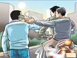 Delhi Mobile Snatchers: 5 incidents in 14 hours, terror of phone snatching gang in Mayur Vihar, 2 attacked with knife.