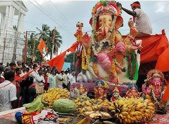 Chaos during Ganesh immersion in Kota, attack with bricks and stones.